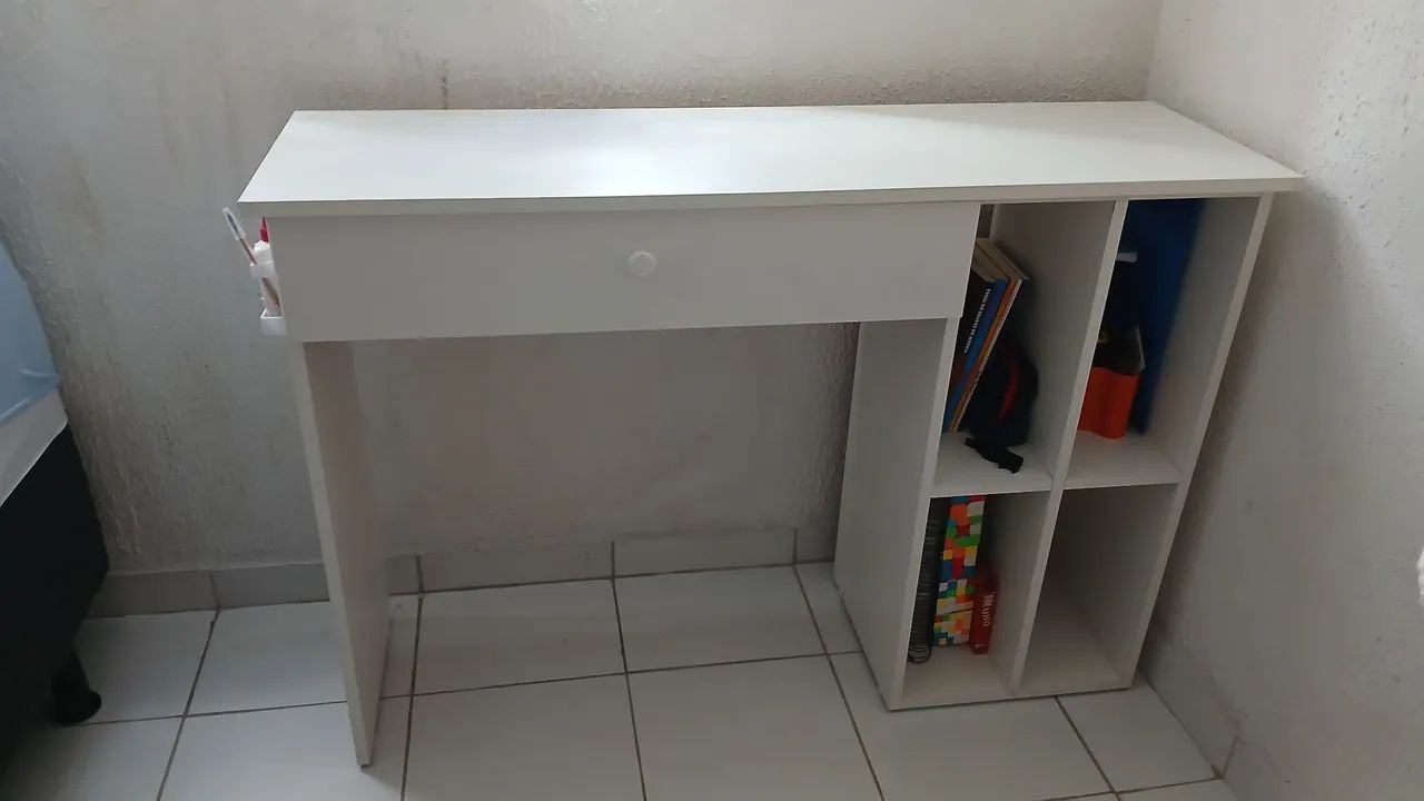 Escrivaninha/mesa para quarto semi NOVA - Foto 2