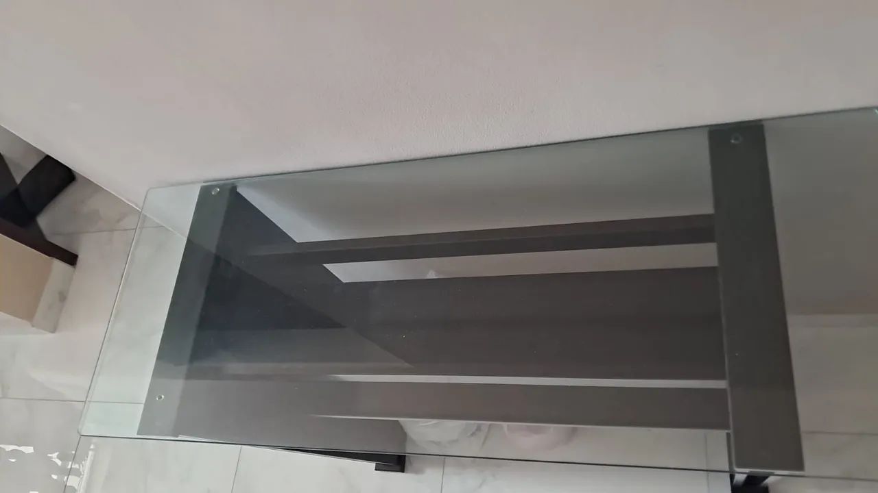 Mesa aparador de madeira com tampo de vidro  - Foto 4
