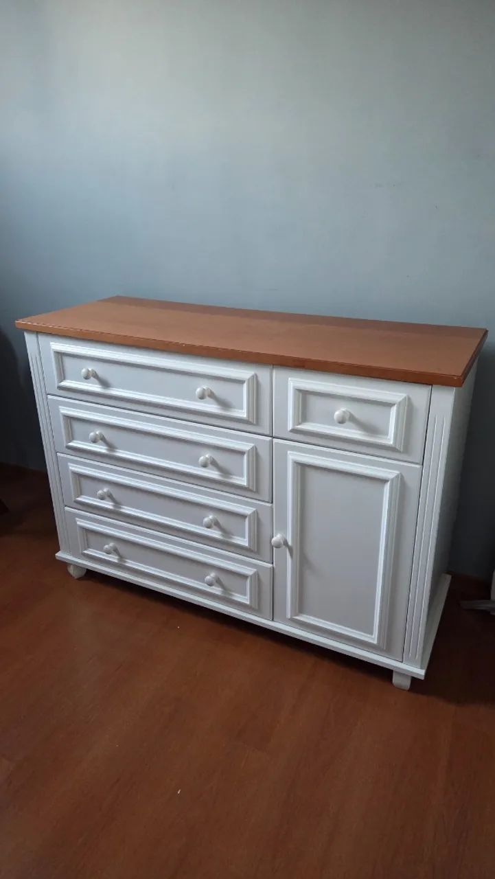 Cômoda branca com tampo amadeirado - linda e bem conservada  ?