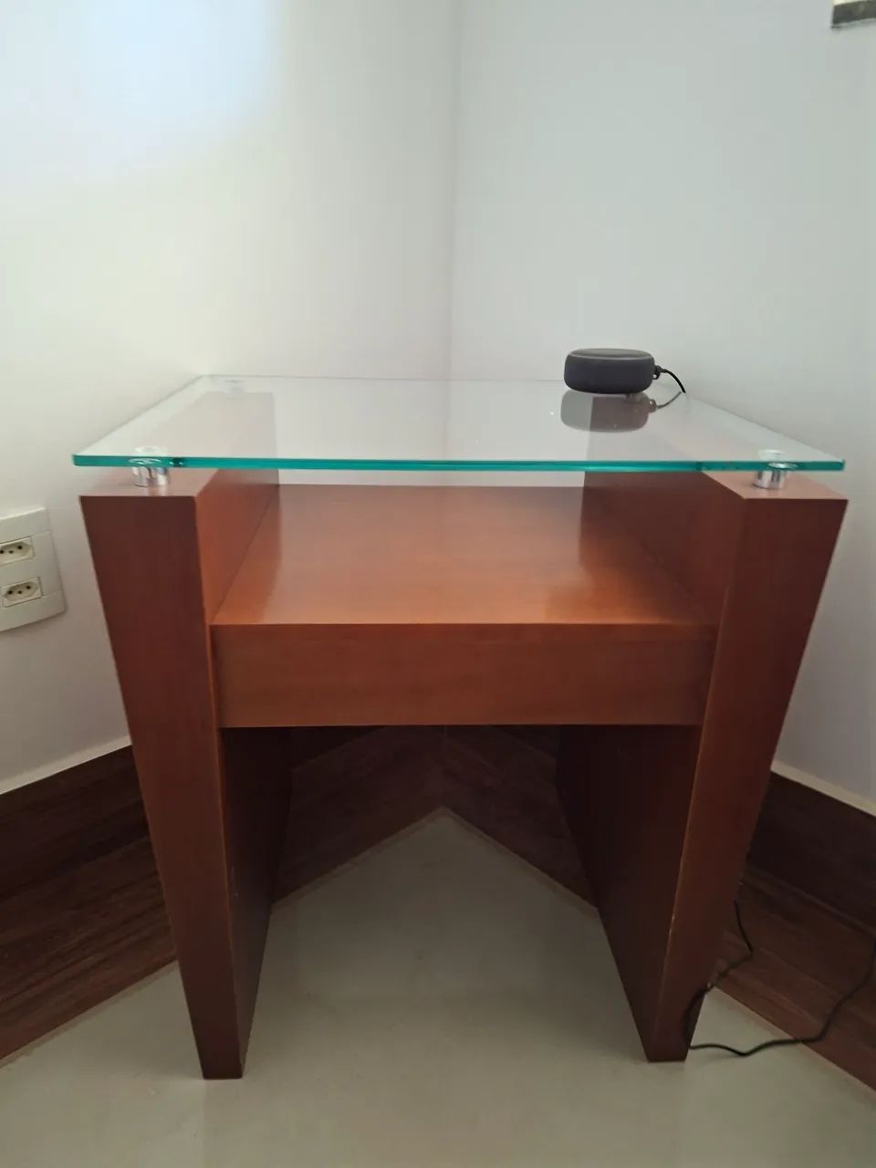 Mesa lateral em madeira e vidro. 
