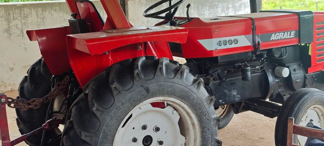 Trator Agrale 4300 com implementos roçadeira e carretinha - Foto 2