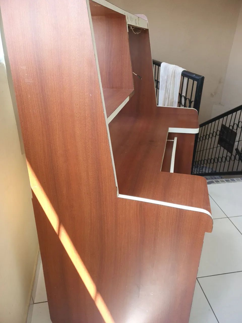 Vendo mesa de escritório com gaveta e espaço pra impressora - Foto 2
