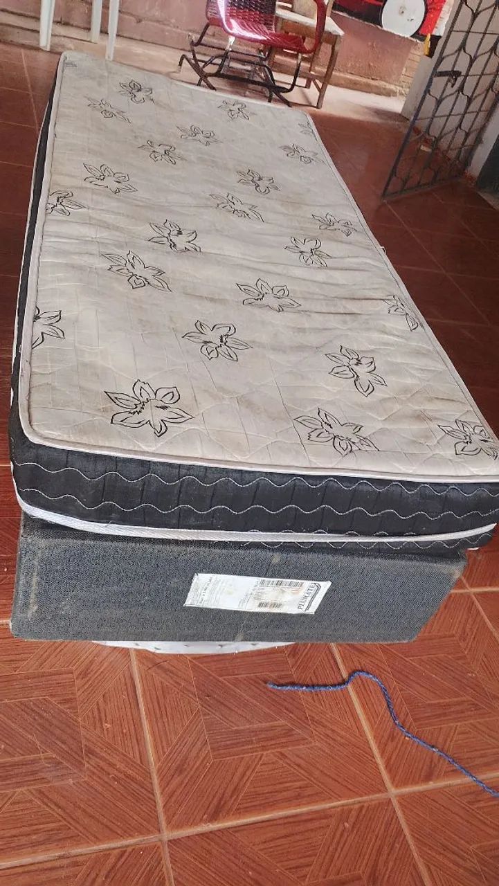 Vendo essa cama solteiro molas.usada