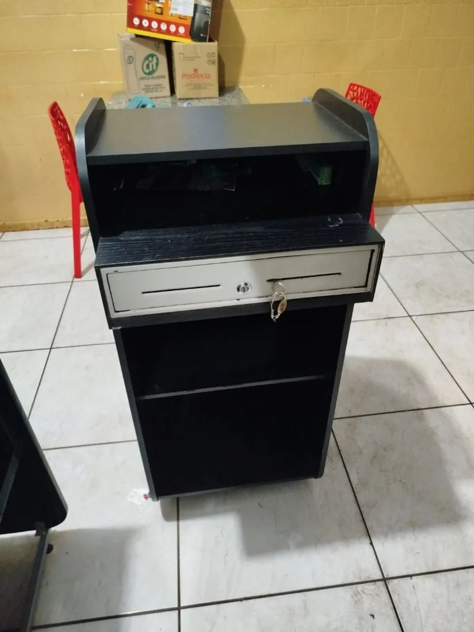 Balcão com caixa de chave