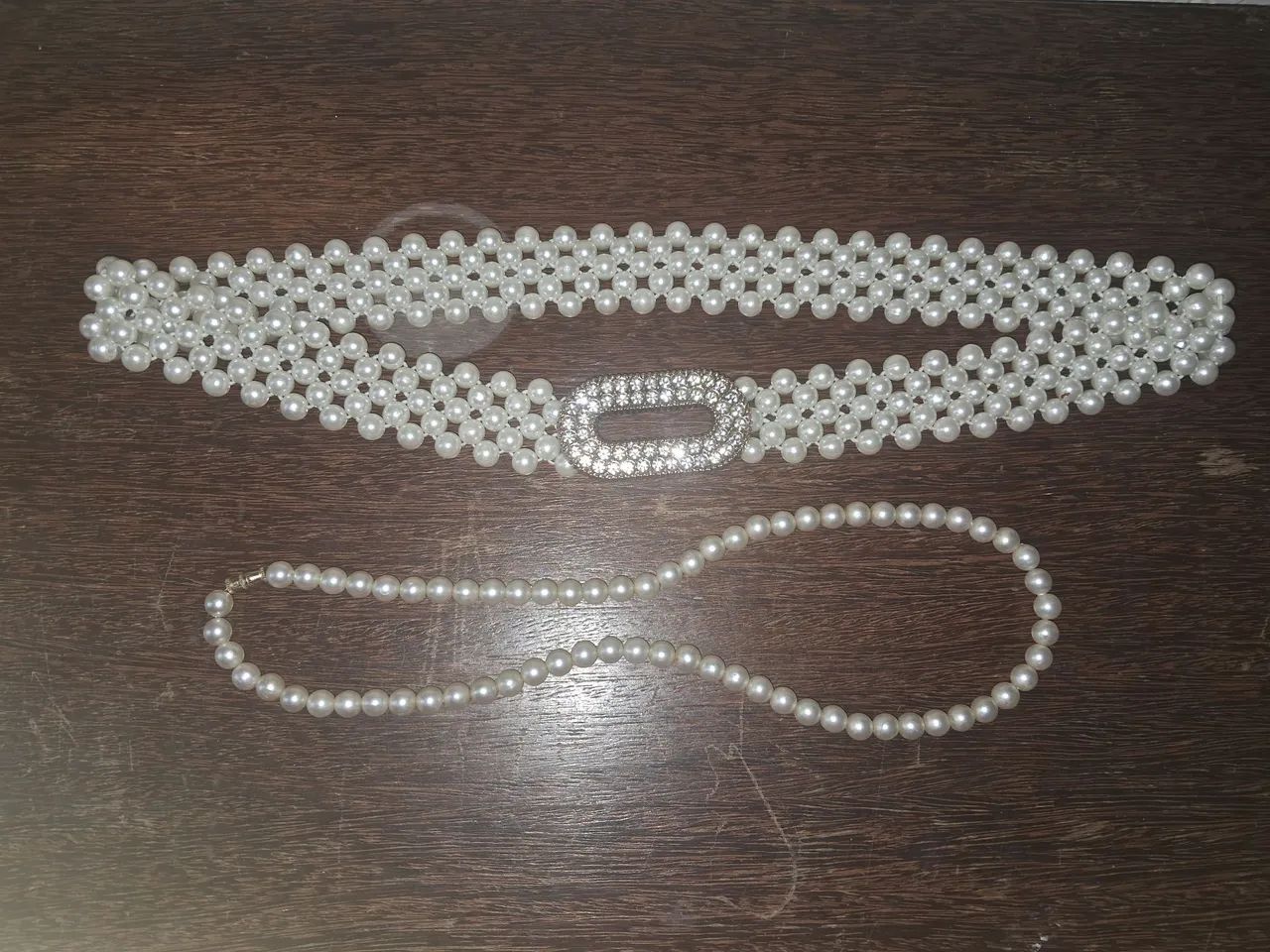 Conjunto cinto e colar de pérolas