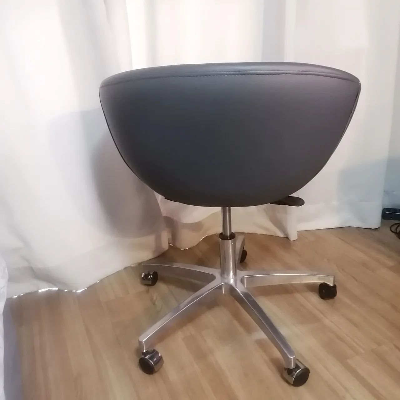 Cadeira moderna em formato de concha acinzentada em corino  - Foto 3