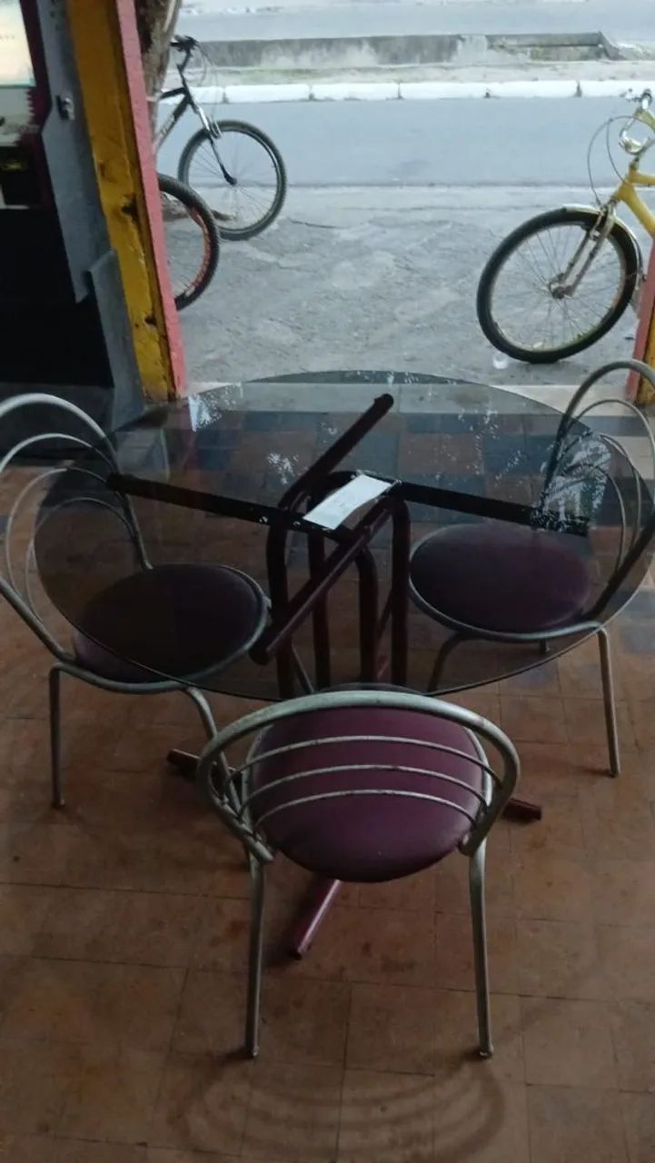 Mesa de vidro redonda + 3 cadeiras 