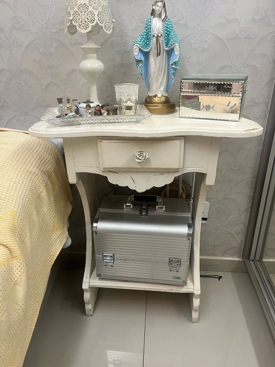 Mesa de cabeceira com espelho provençal estilo penteadeira - Foto 2