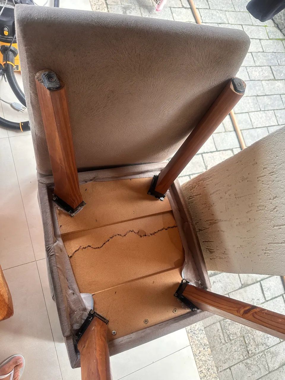 Mesa de tampo de vidro com 6 cadeiras