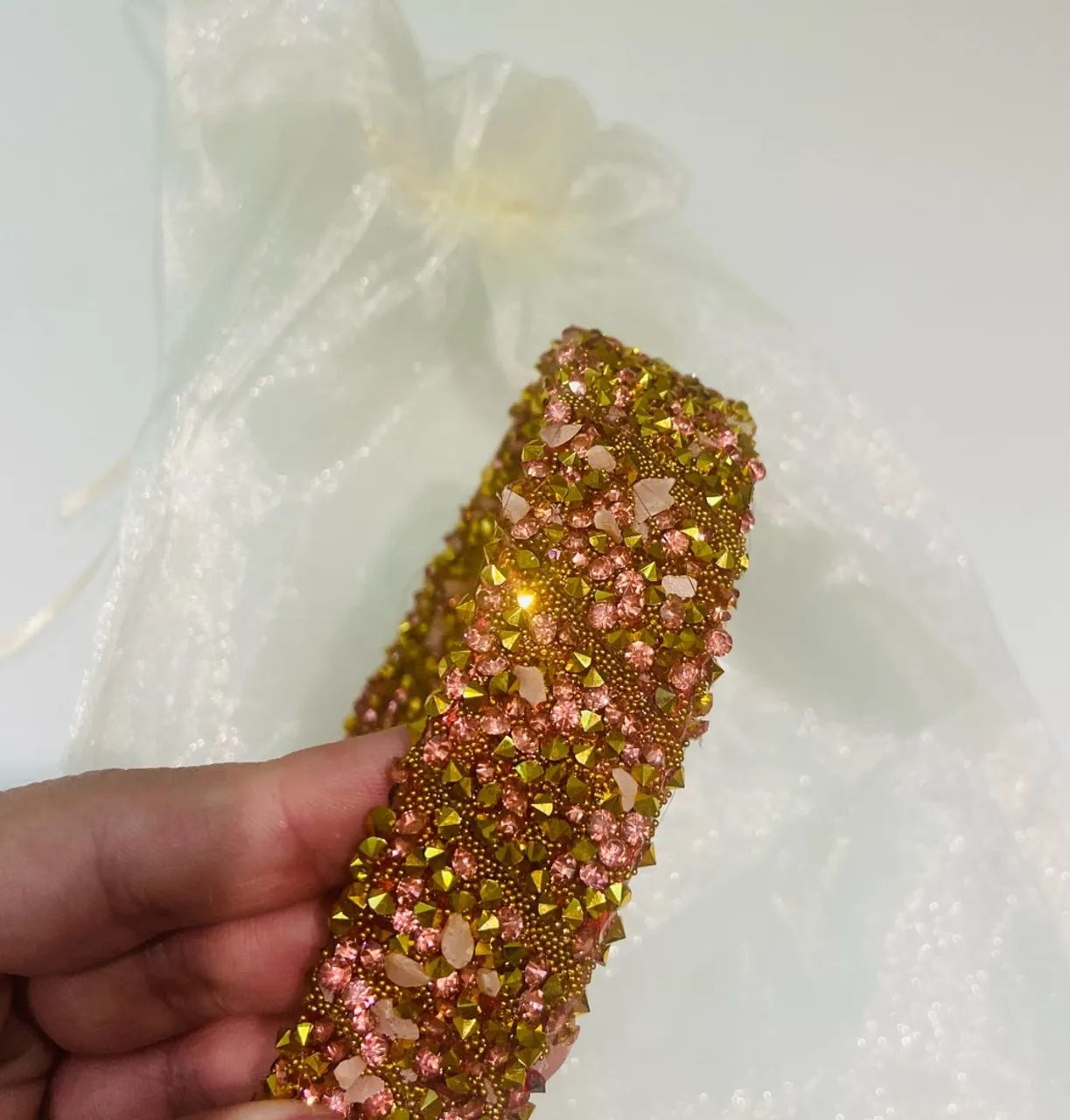 Tiara cravejada dourada com pedras rosas - Foto 4