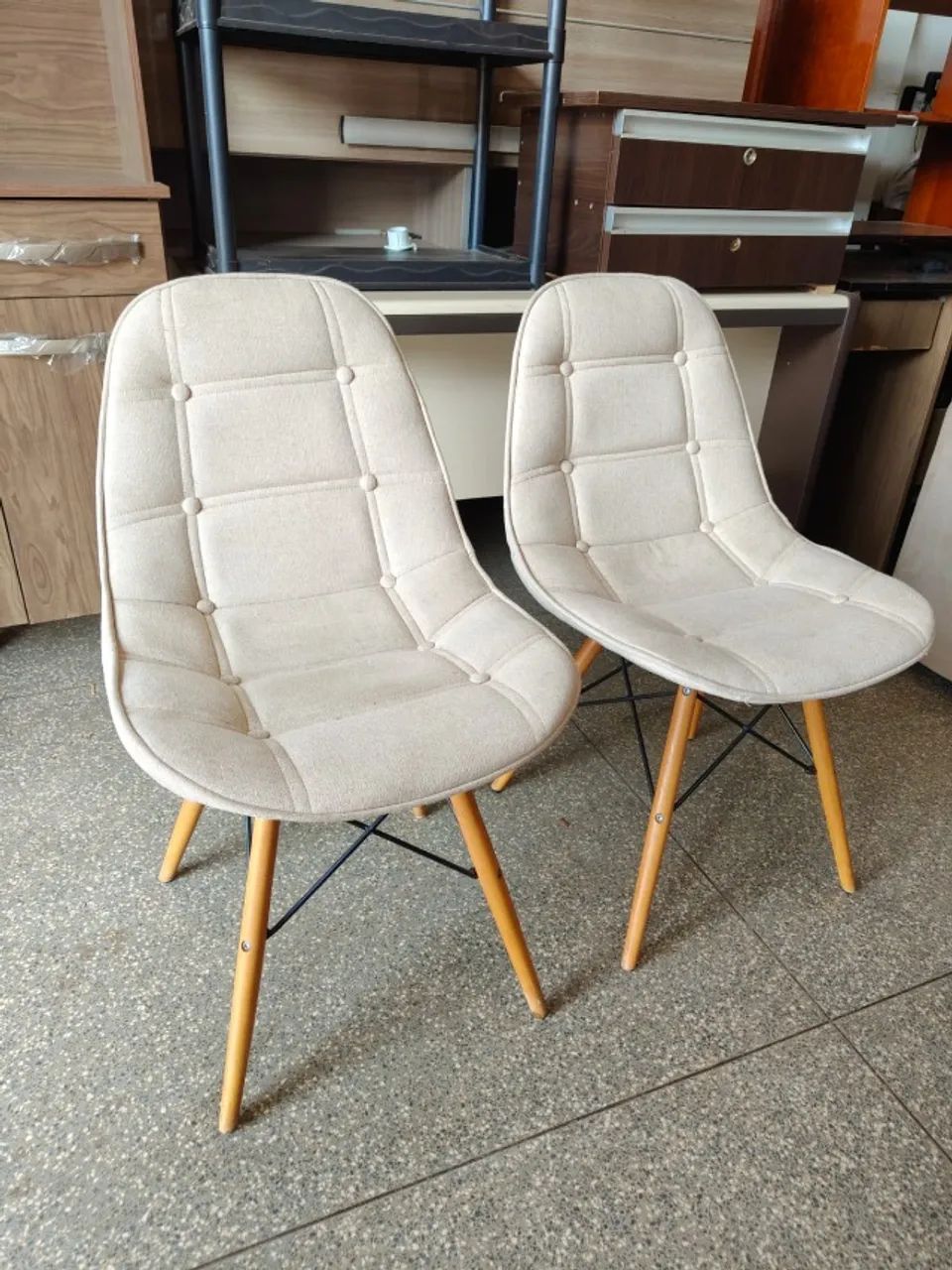 Vendo kit com 2 cadeiras modelo Charles Eames Botonê, estofadas em tecido macio na cor beg - Foto 5