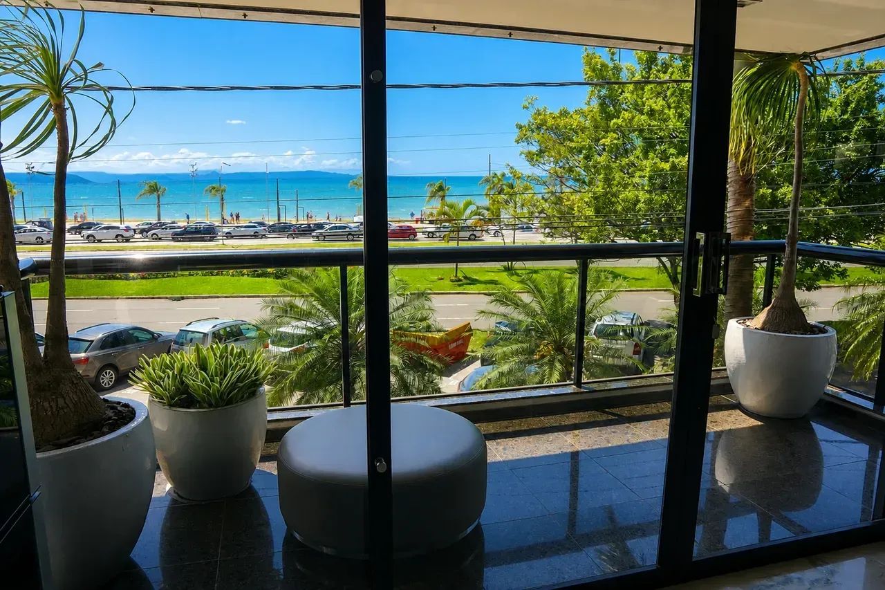 Apartamento para aluguel com 253 metros quadrados com 4 quartos