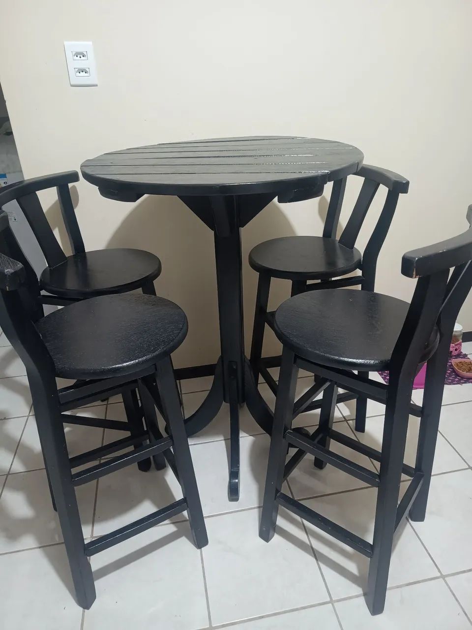 Mesa bistrô madeira com banquetas