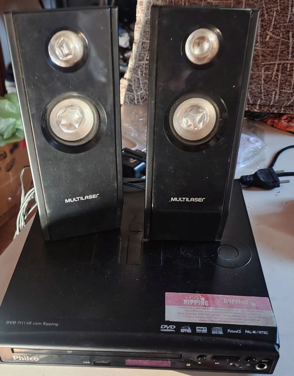 Conjunto de DVD e um par de caixa de som
