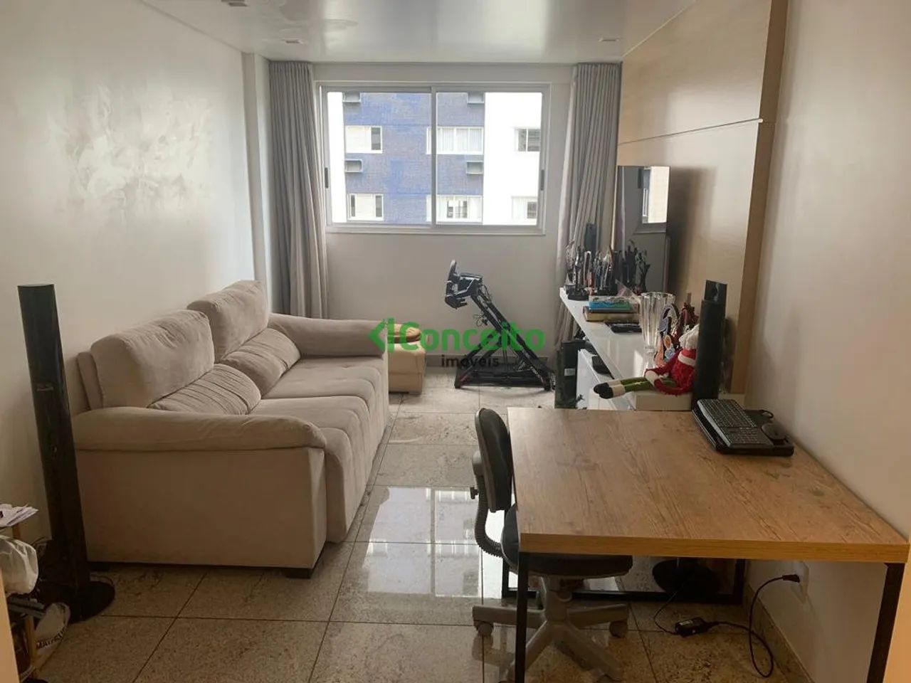 ÓTIMO APARTAMENTO, MOBILIADO COM ARMÁRIOS, GELADEIRA, MICROONDAS, COIFA E MESA.