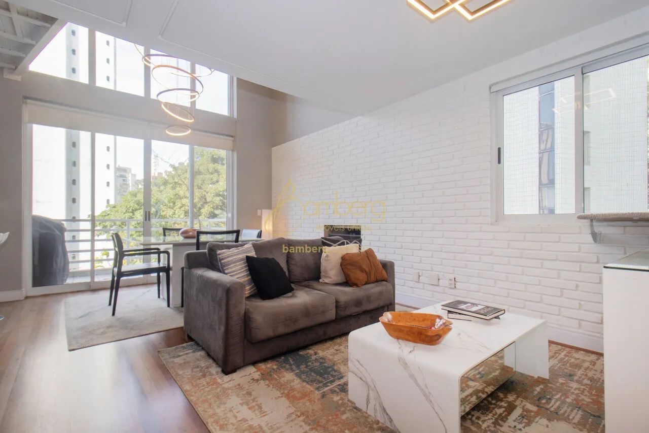 Duplex charmoso com pé-direito duplo e vista para o verde