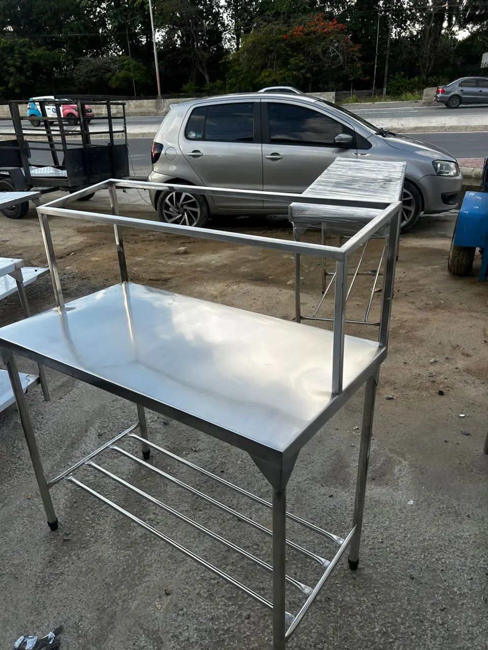 Mesa de inox com suporte pra condimentos 