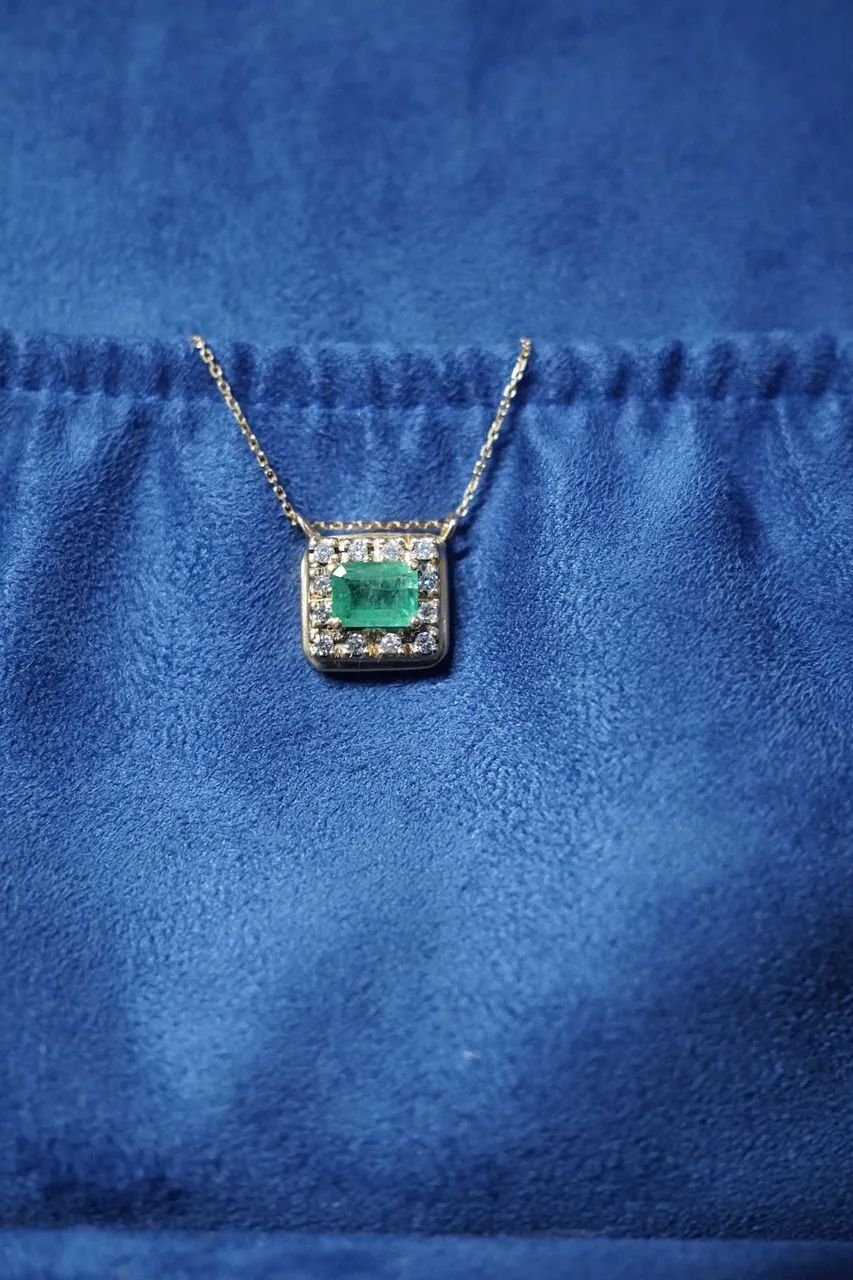 Colar ouro 18k  com esmeralda e diamantes naturais