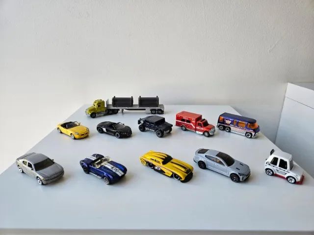 Coleção de carros Hotwheels e Matchbox