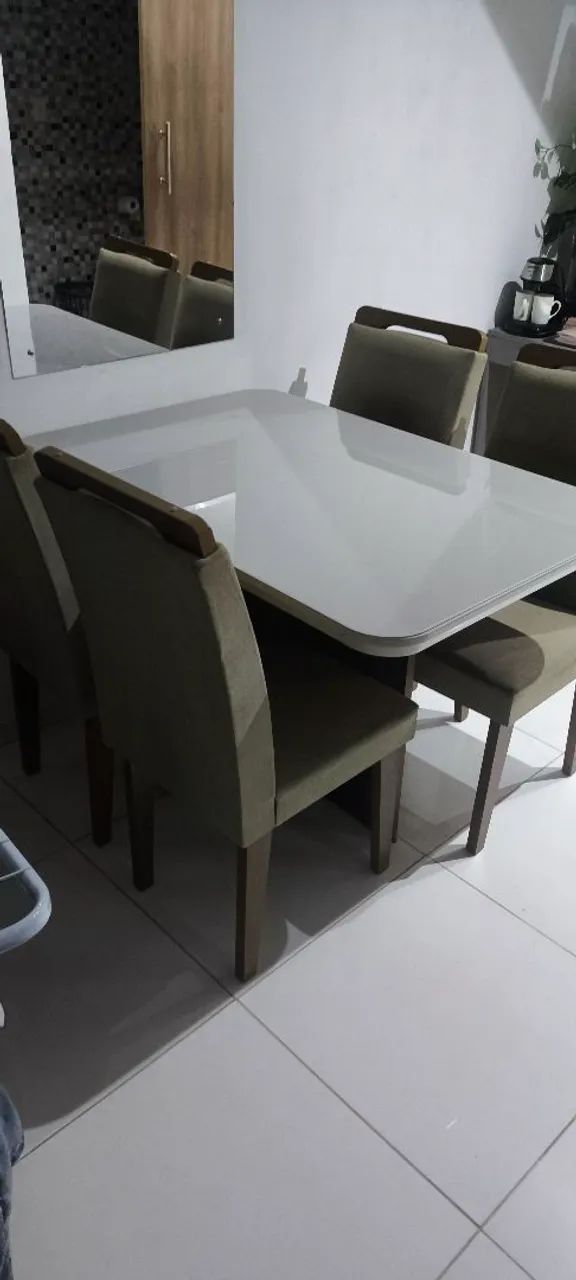 Mesa moderna com 4 cadeiras