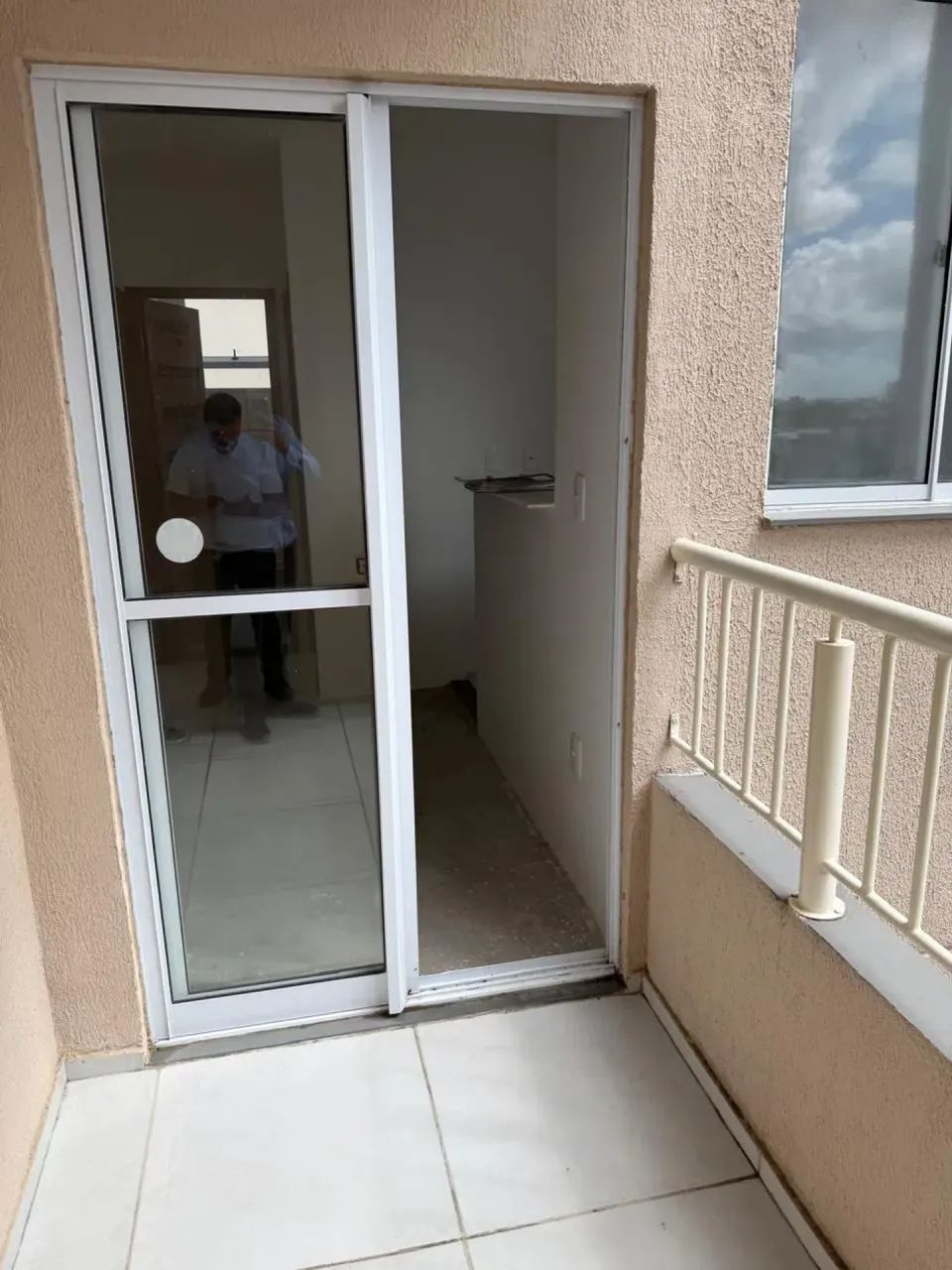 APARTAMENTO DE REPASSE NO PRIMEIRO ANDAR COM VARANDA E ÁREA DE LAZER - Foto 2
