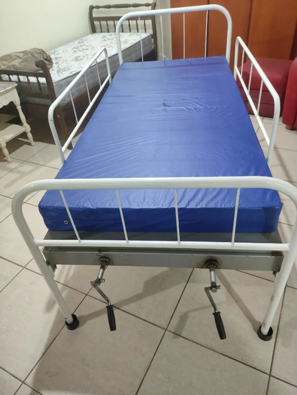 Cama hospitalar e suporte de soro