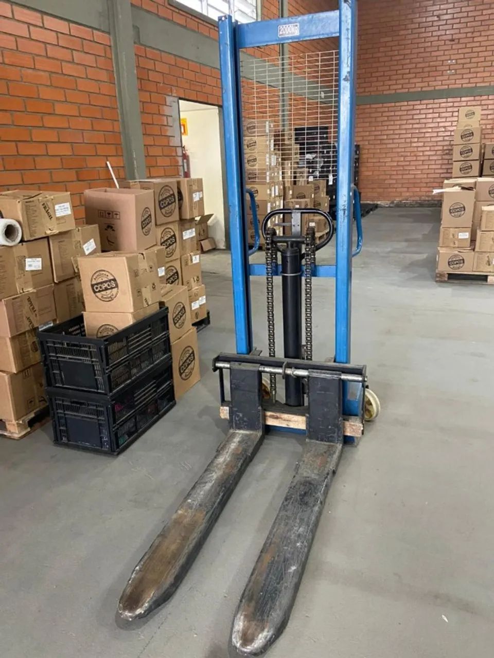 EMPILHADEIRA HIDRAULICA MANUAL 2 TONELADA 1,6M COM GARFO AJUSTAVEL