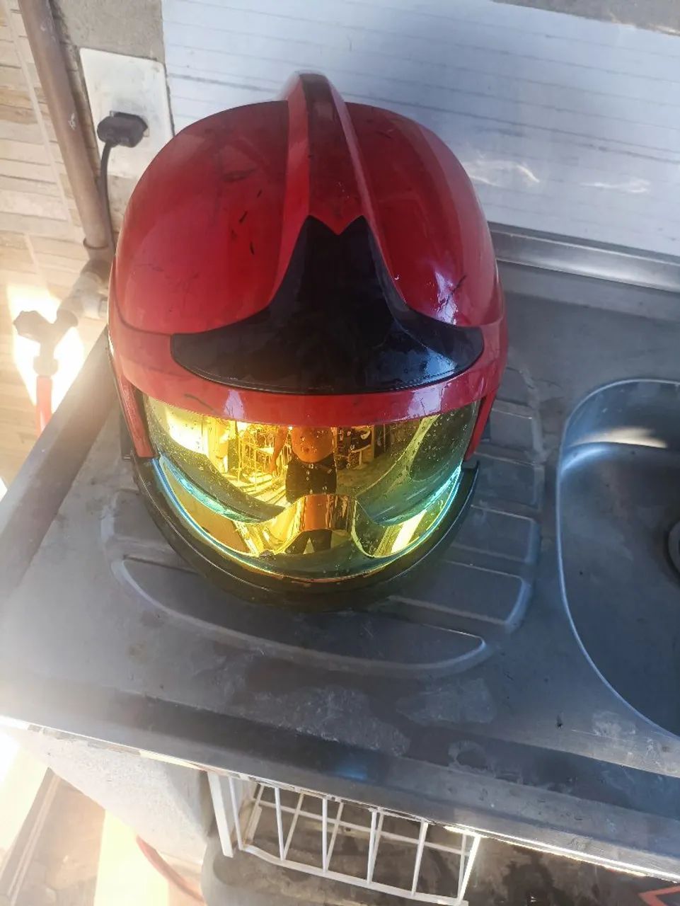 Capacete de combate a incêndio e resgate.