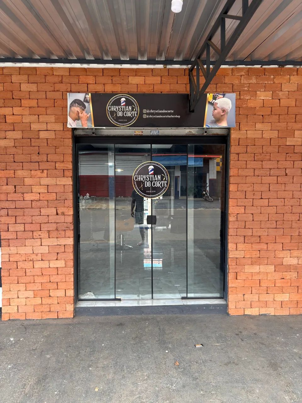 Barbearia Pronta para Trabalhar! (Cadeira, Lavatório, Móveis)