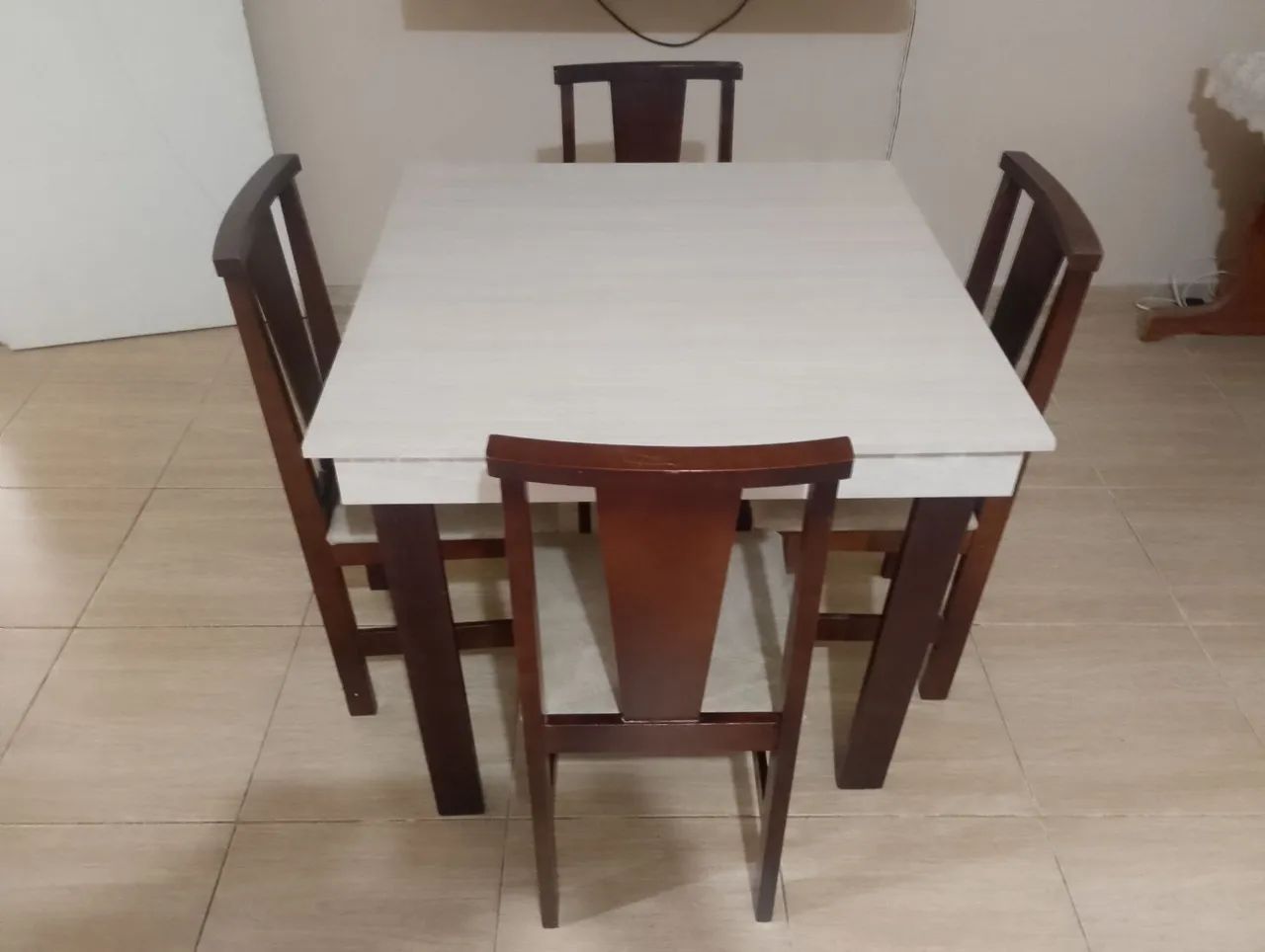 Mesa com 4 cadeiras 