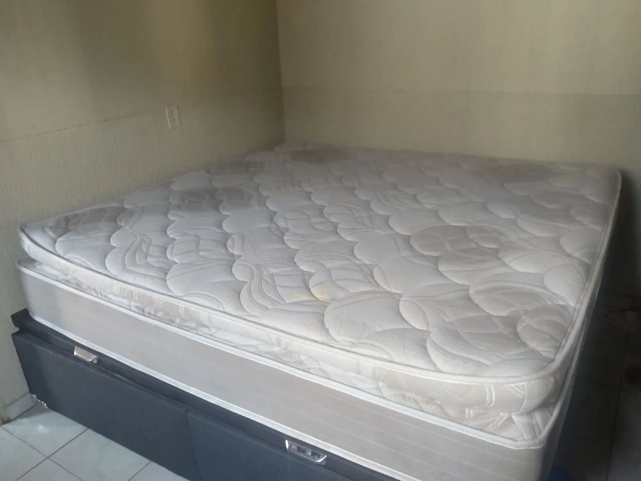 Cama Super king box com gaveteiro 2,00 x 2,20 bem conservada .  1,000 