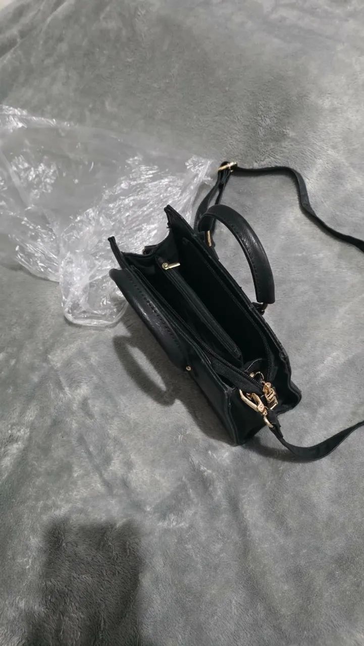 Bolsa em couro sintético Preta. Com alças. - Foto 3