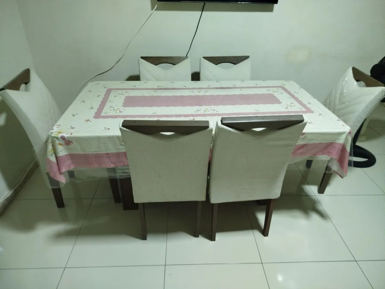 Anúncio de mesa com 6 cadeiras 