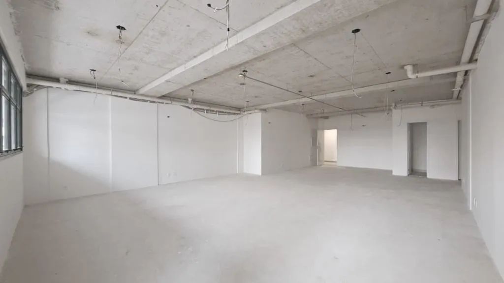 Sala comercial de 44,83 m² com 2 banheiros, varanda e vagas rotativas no Edifício Quadria 