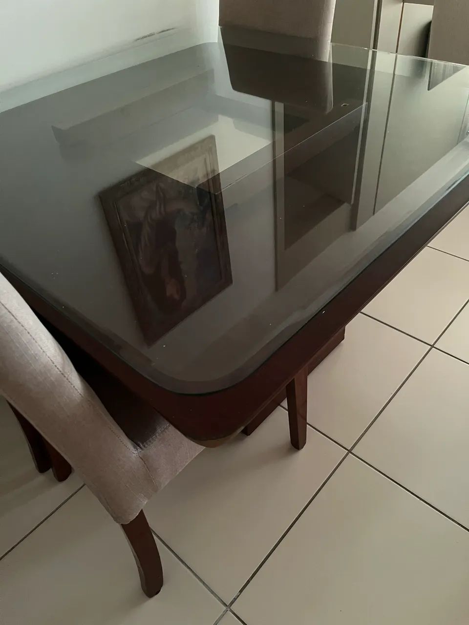 MESA DE MADEIRA,TAMPO DE VIDRO + 4 CADEIRAS 