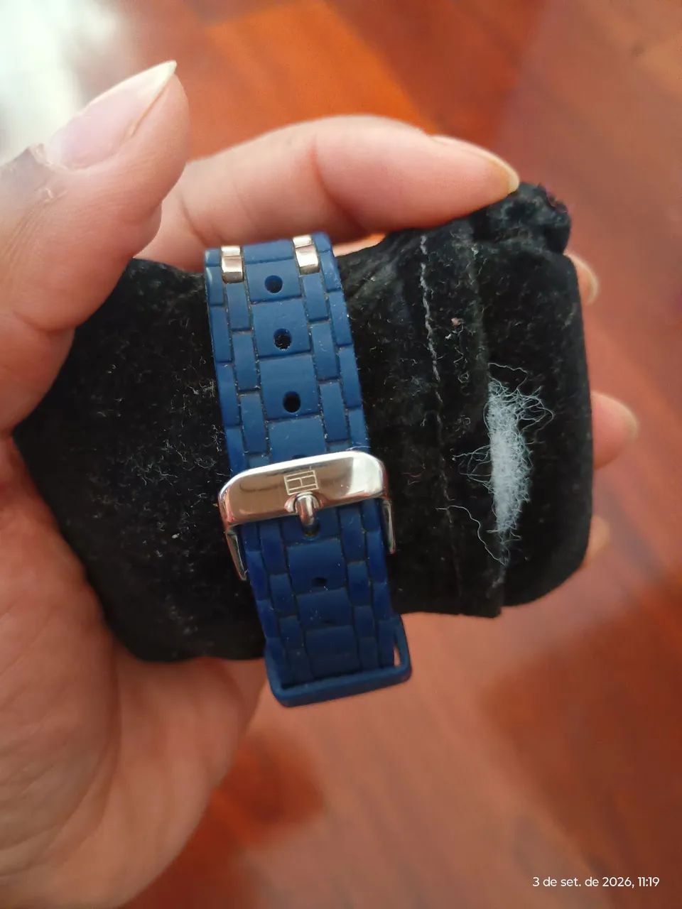 Relógio feminino Hilfiger " usado" pulseira de borracha. Sem bateria. - Foto 3