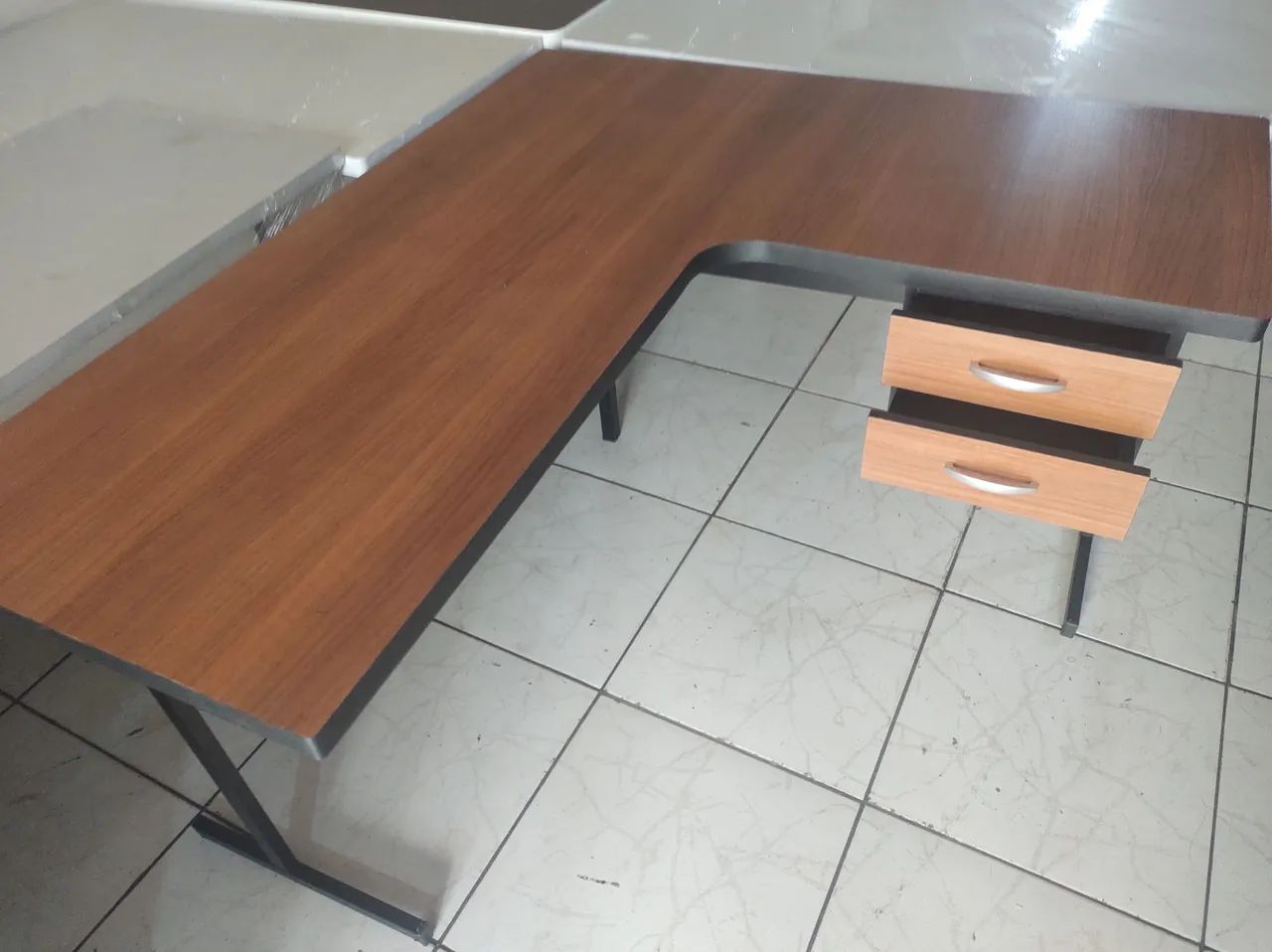Mesas em L com 2 gavetas  - Foto 5