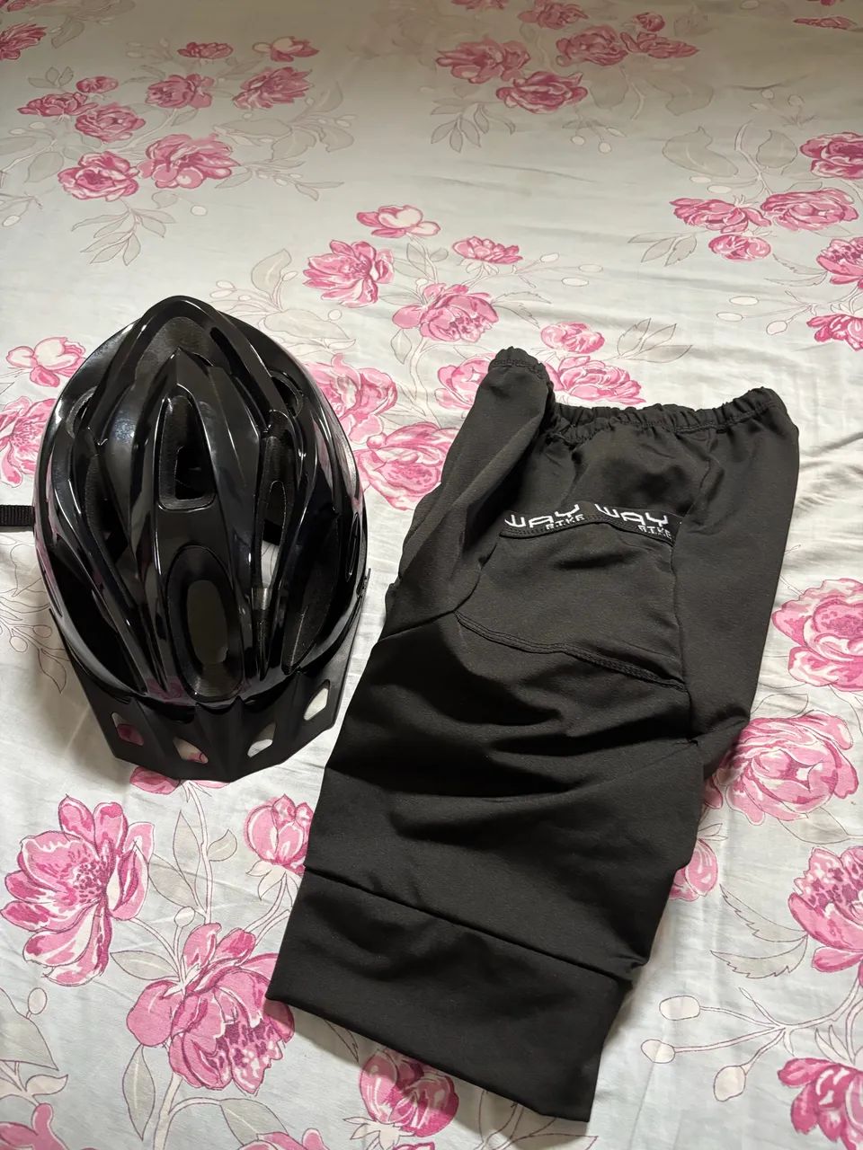 Capacete de ciclista e um short - Foto 4