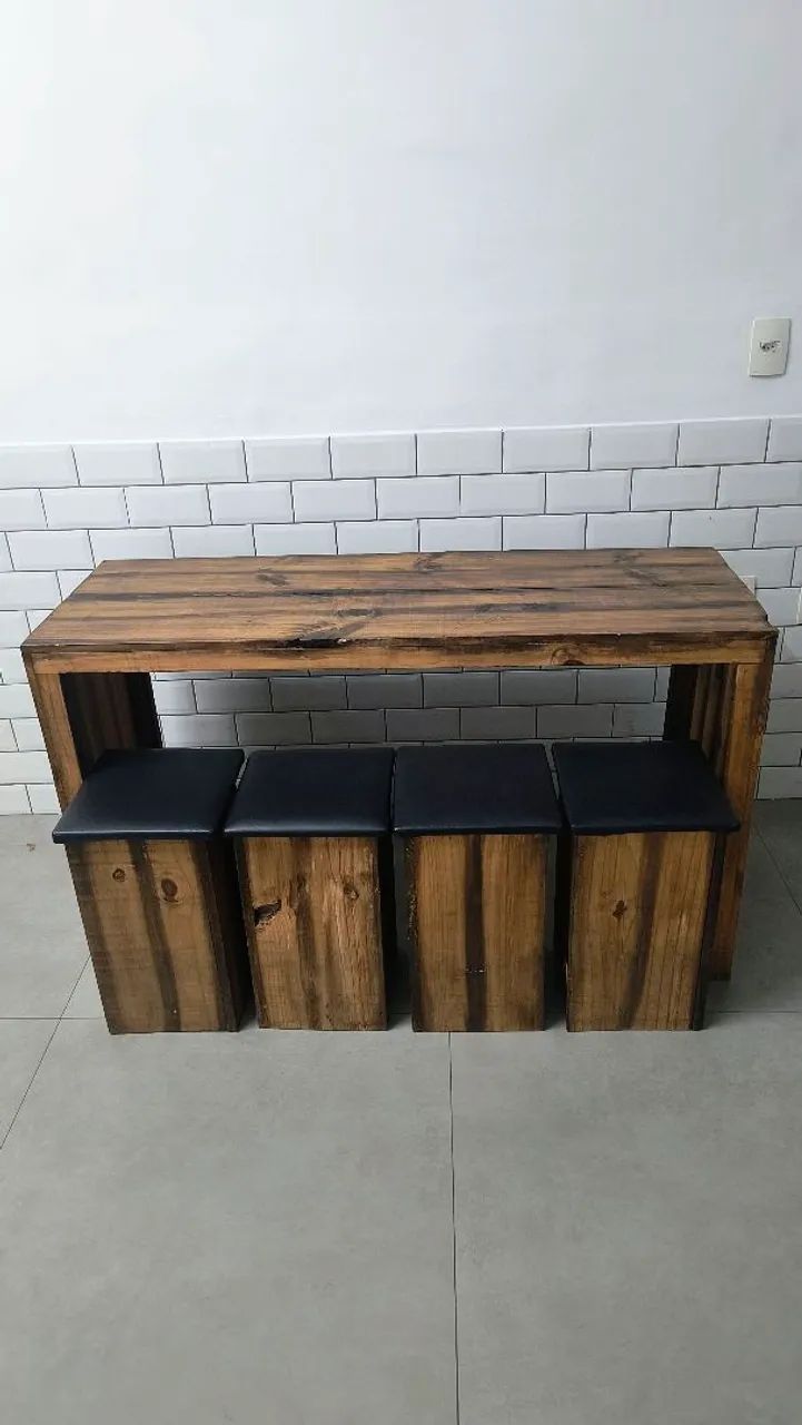 Mesa/aparador com 4 banquetas 