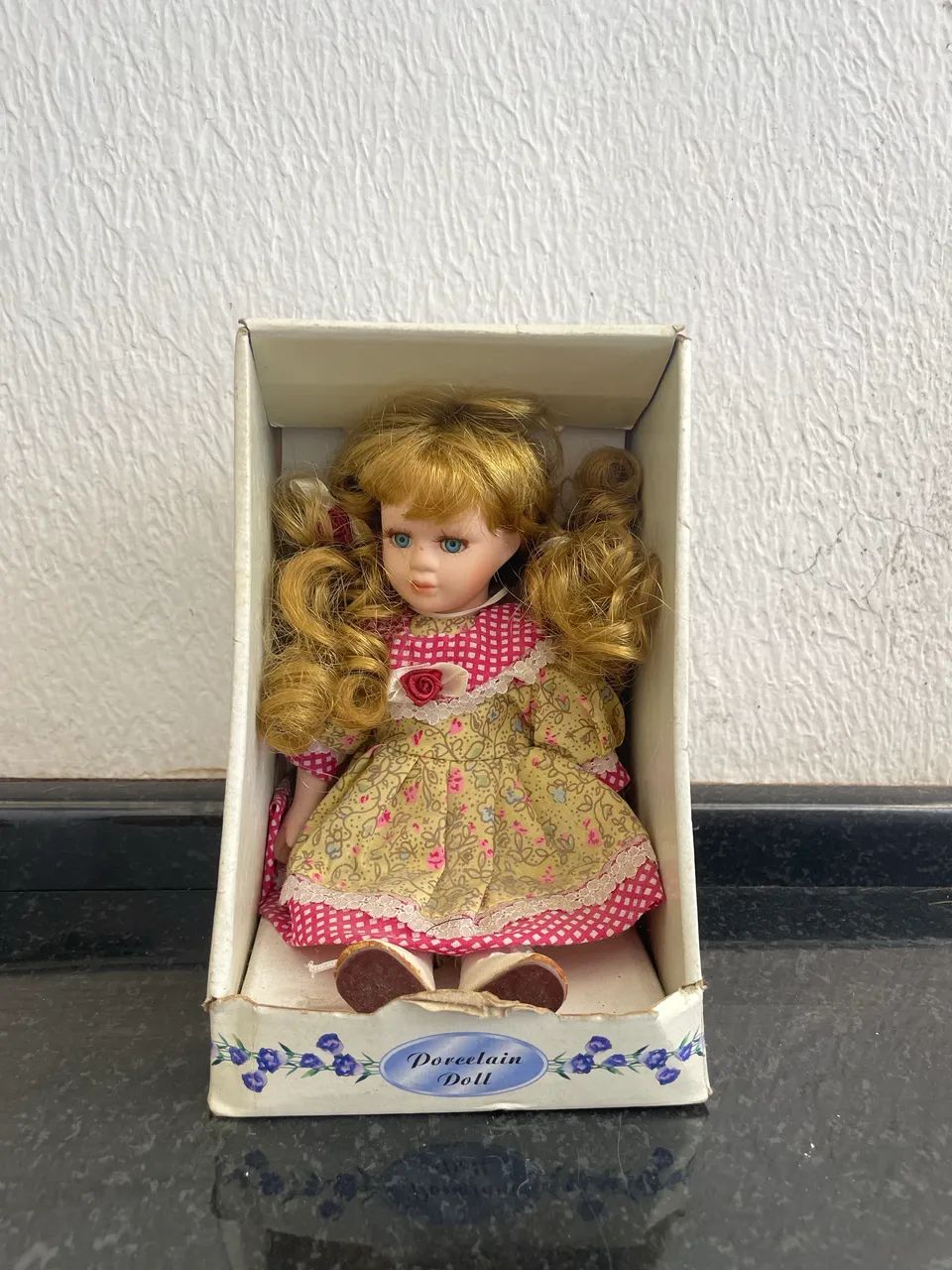 Boneca de louça pequena 