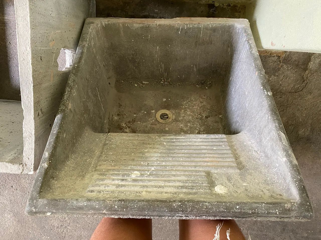 Tanque de cimento com base 
