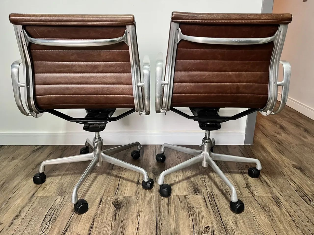 Cadeiras  Modelo: Herman Miller - Eames EA335 - Foto 4