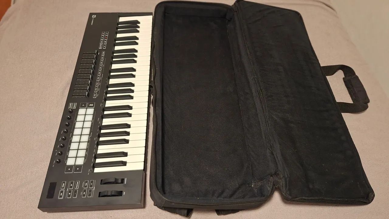 Controlador Novation Launchkey MK3 49 - Foto 2