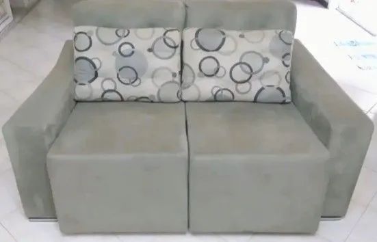 Sofá 2 Lugares 1,6m Tecido Suede Assento Retrátil Molas Bonnel Cinza com Jogo Almofadas