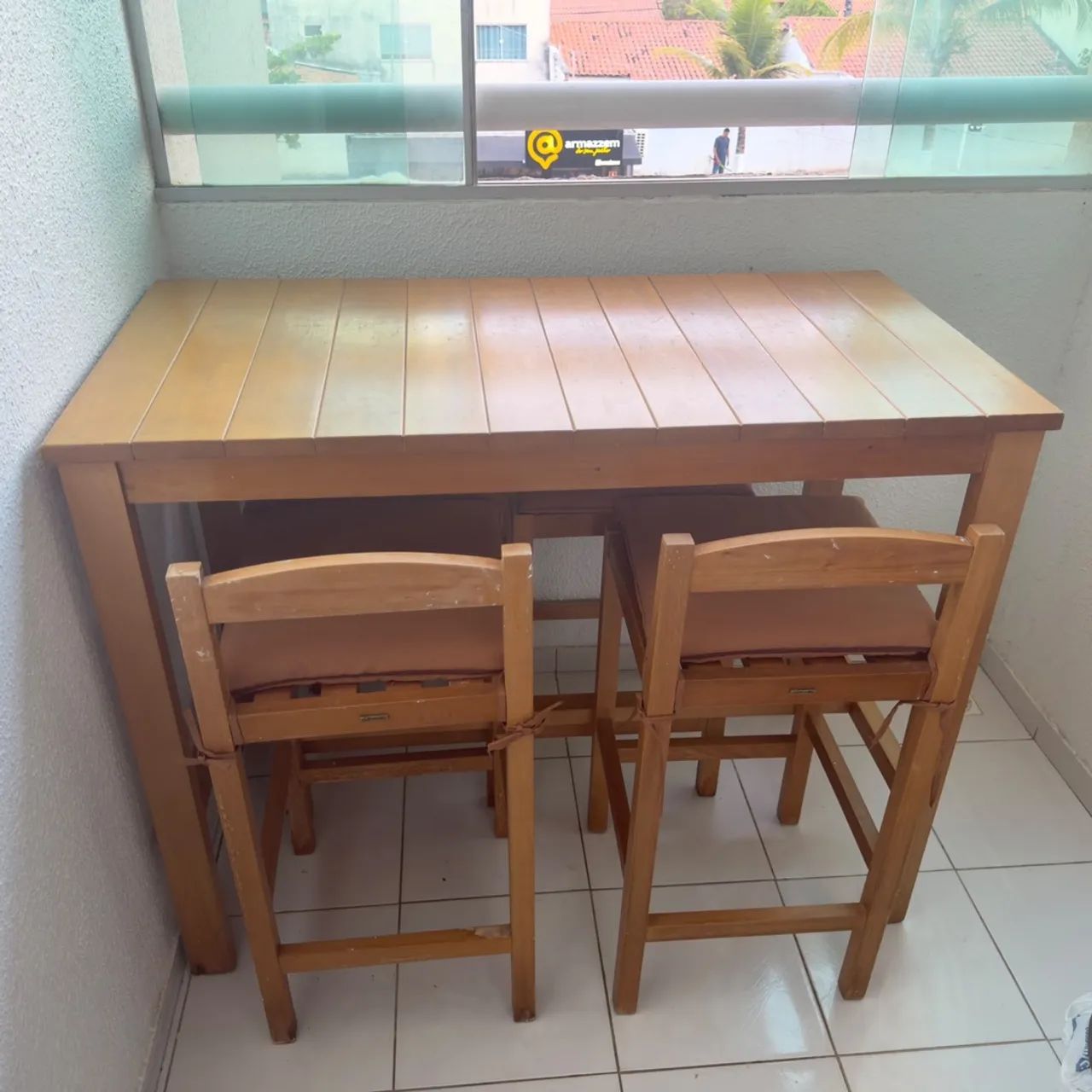 Conjunto mesa retangular , com 04 cadeiras estilo banqueta (madeira)