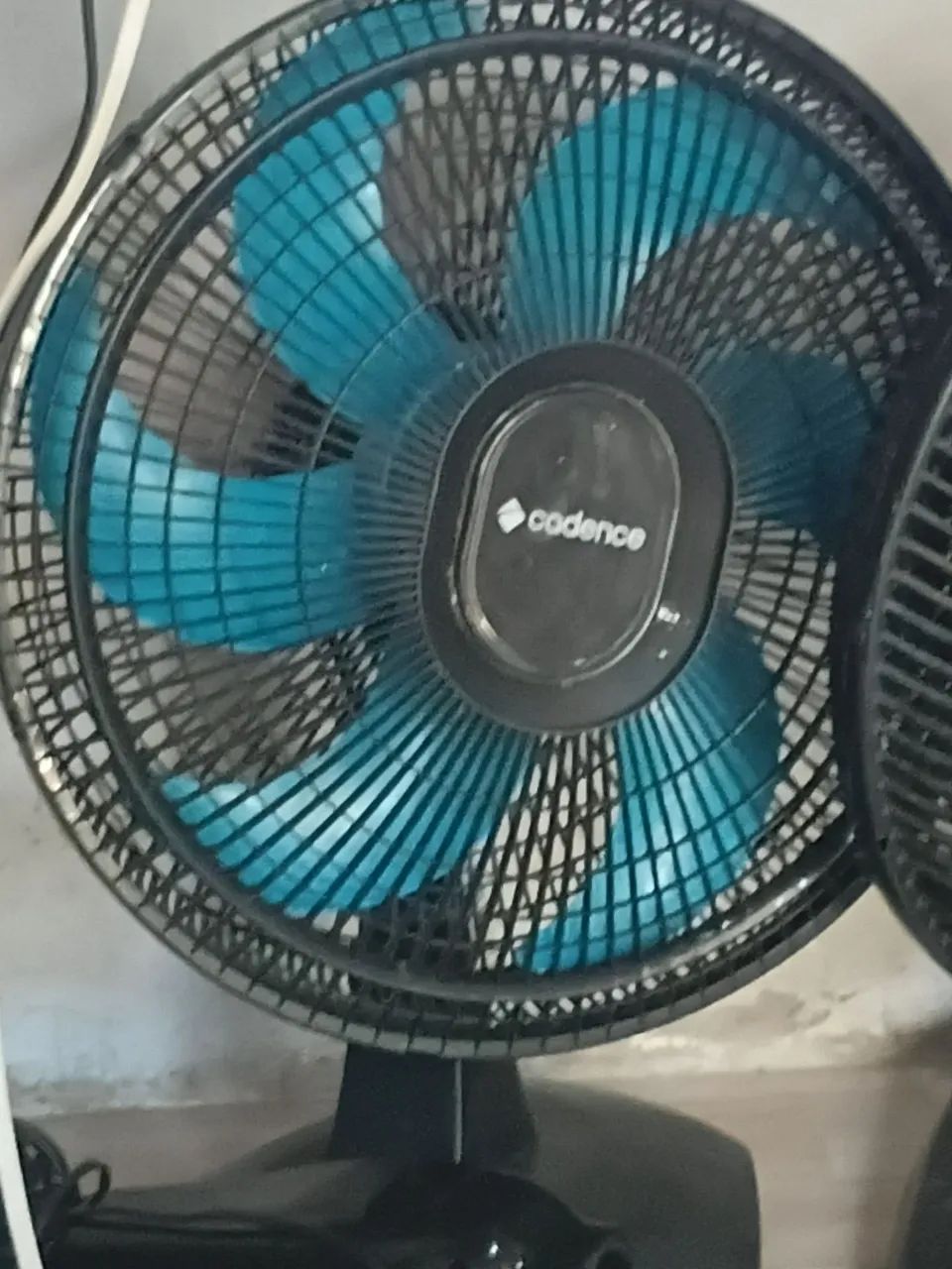 3 ventiladores de mesa e um de coluna - Foto 3