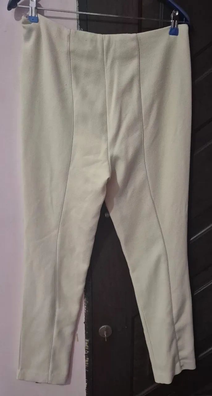 Calça bege com zíper frontal Le Lis Blanc - Foto 3