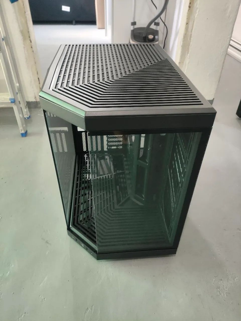 Gabinete Hyte Y70 - Foto 2