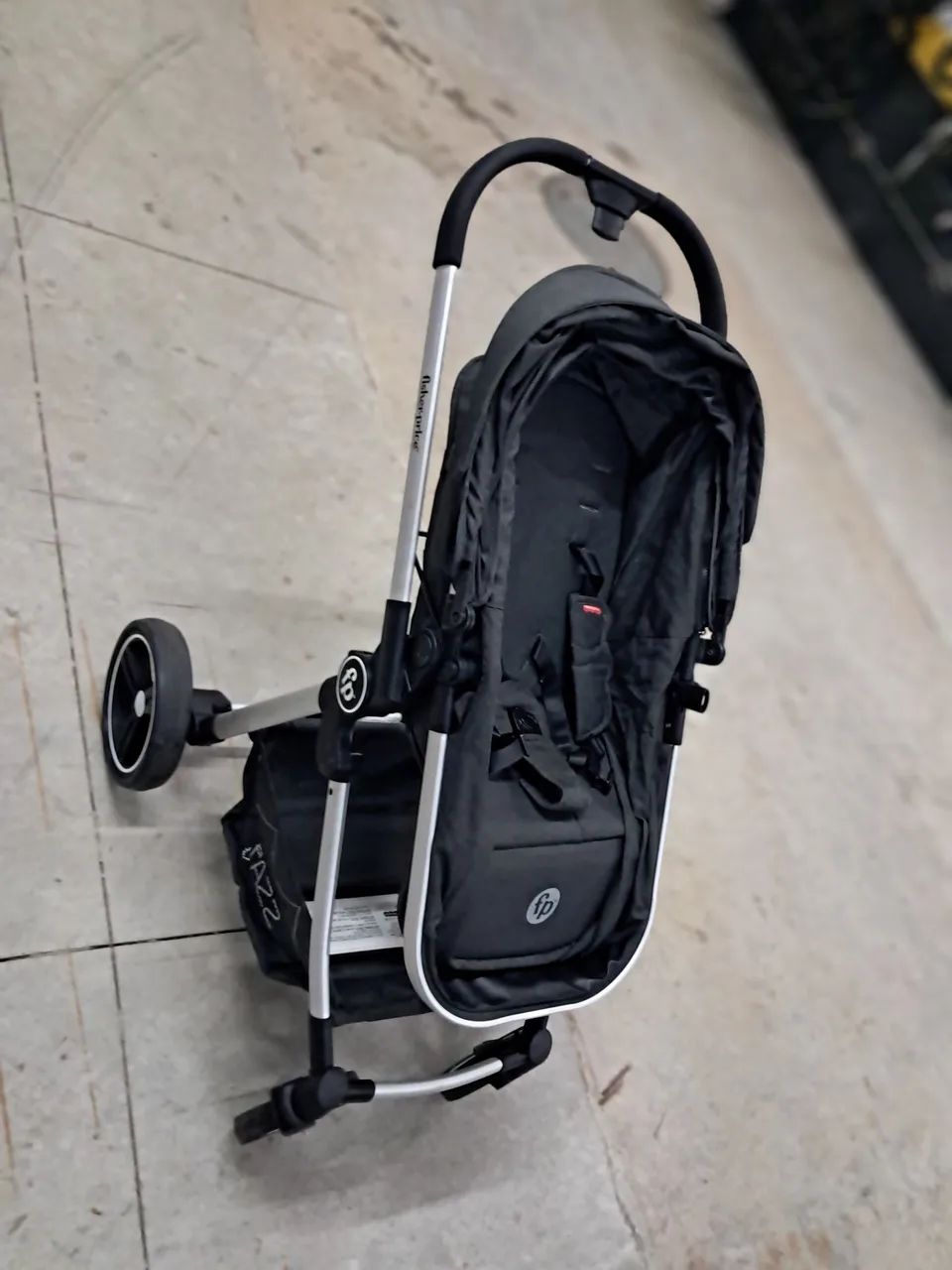 Carrinho de bebe Fisher Price e bebe conforto