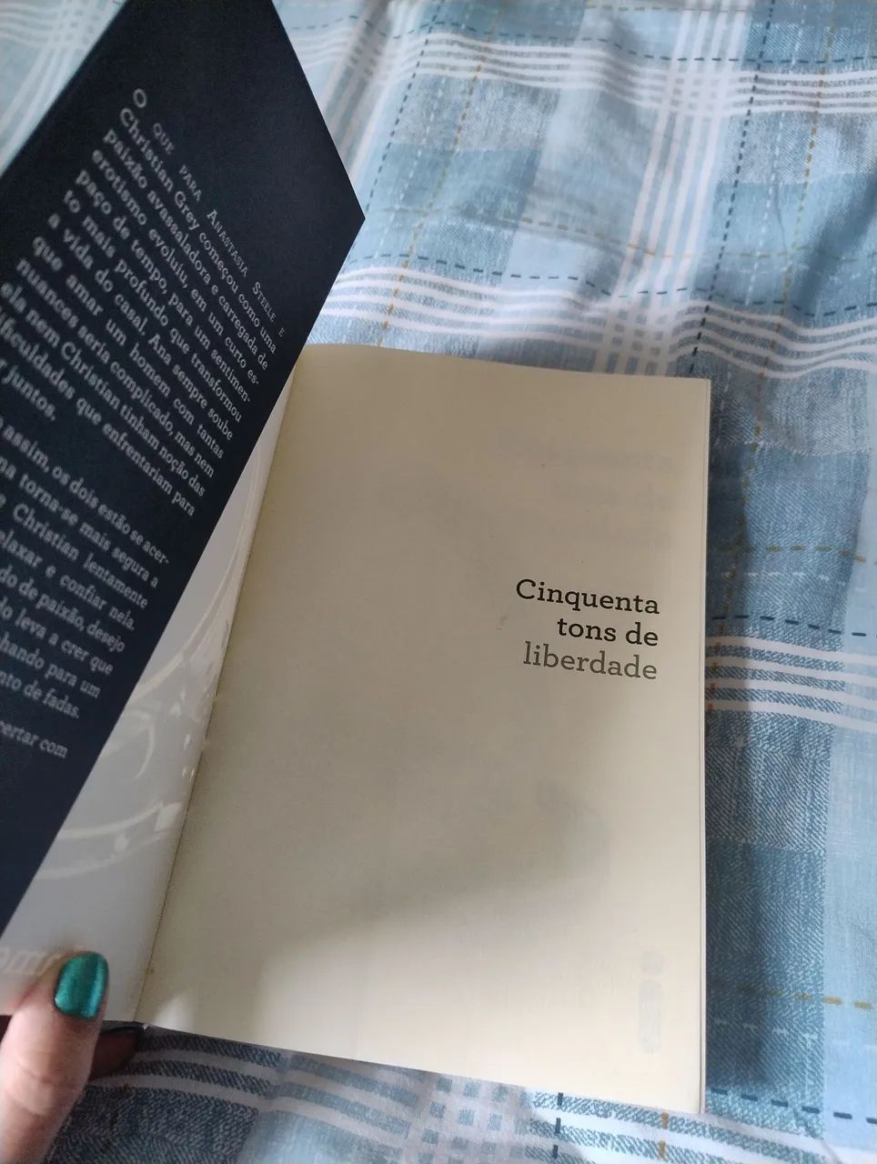  Livro Cinquenta tons de liberdade  - Foto 2